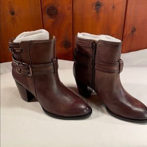 Women’s Sofft ankle boots. Size 6. Brown.